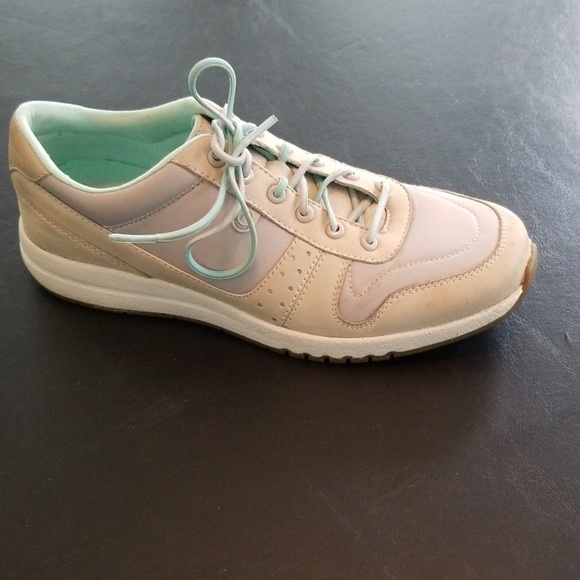 rockport women's walking shoes